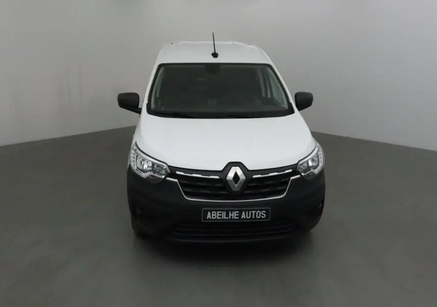 Vue frontale d'un Renault Express Van blanc 2023 avec calandre noire et logo Renault bien visible.