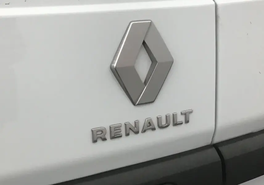 Gros plan sur l'arrière blanc d'un Renault Express Van 2023 avec logo et nom de la marque visibles.