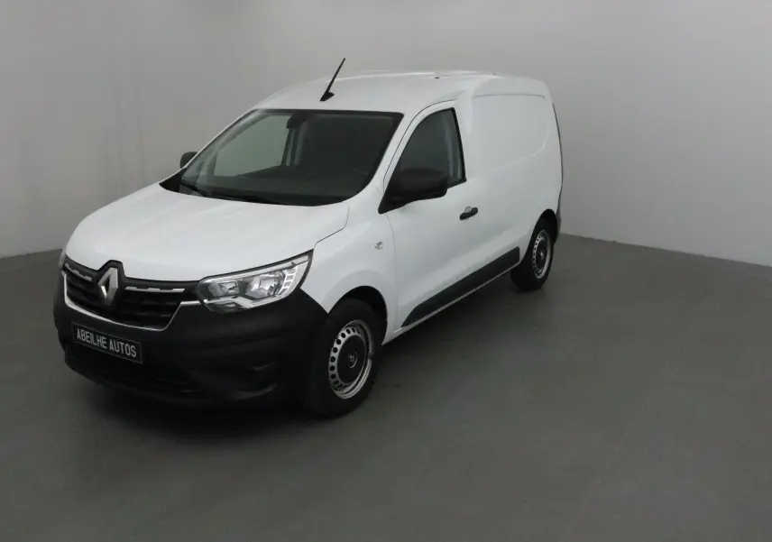 Renault Express Van blanc vu en 3/4 avant droit, fourgonnette compacte avec pare-chocs noir et jantes acier simples.