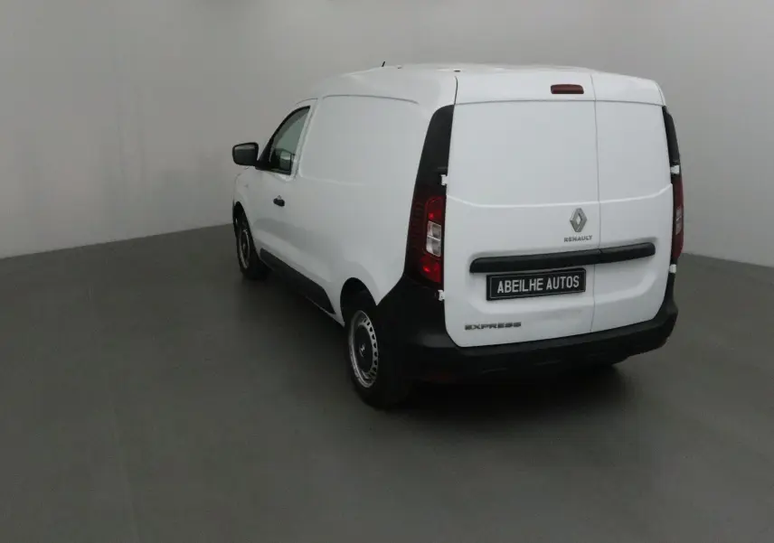 Renault Express Van blanc vu en 3/4 arrière droit, fourgon compact avec porte arrière pleine et logo Renault visible.