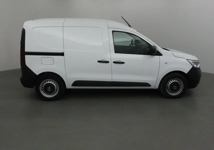 Profil côté gauche d’un Renault Express Van blanc 2023, version 1.3 TCE 100 Confort, avec portes latérales et jantes acier.