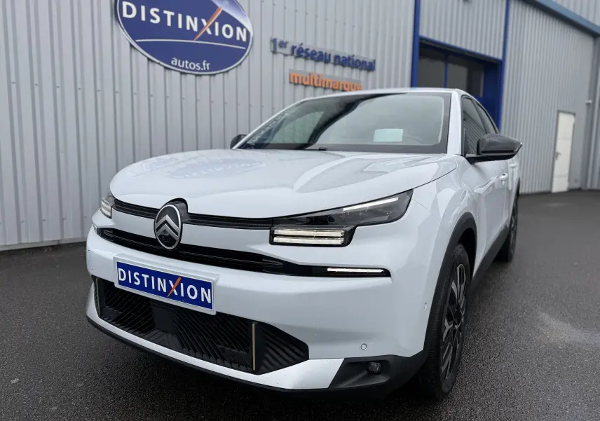 Vue 3/4 avant droite d'une Citroën C4 Hybrid 145 blanc Okenite avec calandre noire et phares LED distinctifs.