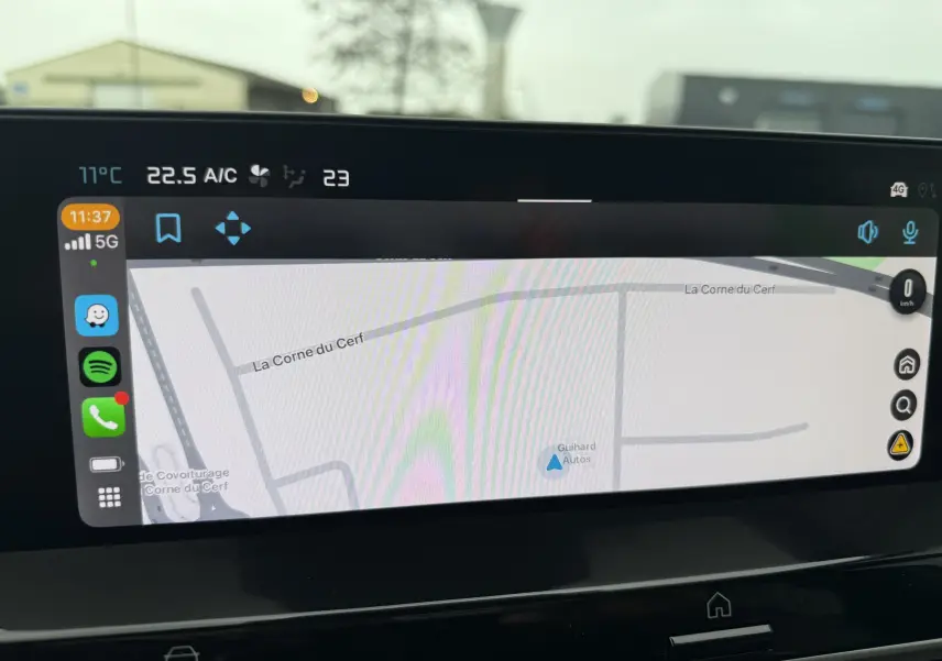 Écran tactile intérieur du tableau de bord de la Citroën C4 Hybrid 145 e-DCS6 Max affichant la navigation GPS.