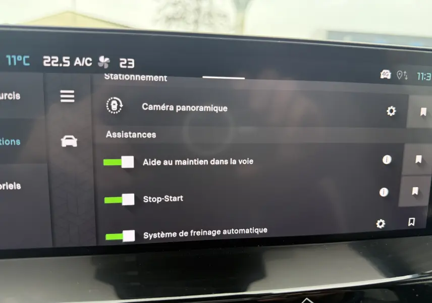 Écran tactile intérieur de la Citroën C4 Hybrid 145 blanc, affichant les options d’aides à la conduite activées.