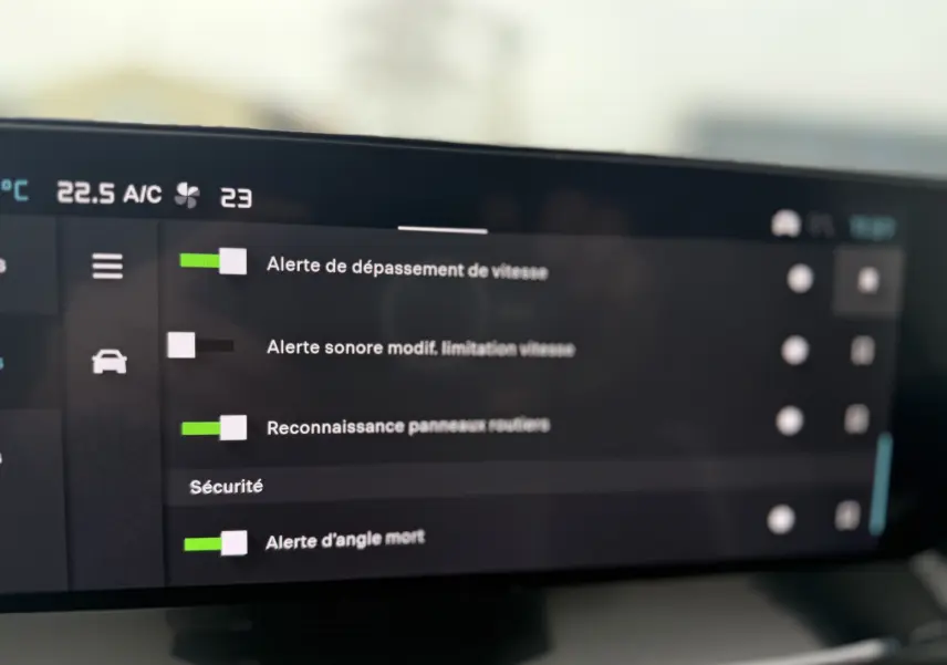 Écran tactile intérieur de la Citroën C4 Hybrid 145 e-DCS6 Max montrant les réglages d’alertes de sécurité.