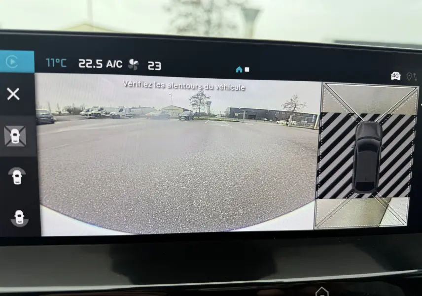 Vue de l'écran de caméra 360° du Citroën C4 Hybrid blanc, affichant l'arrière et la vue aérienne du véhicule en stationnement.