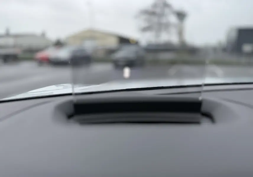 Affichage tête haute en transparence sur le tableau de bord d'une Citroën C4 Hybrid 145 e-DCS6 Max blanche, vue intérieure frontale.