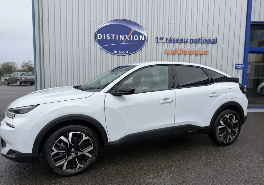 Vue latérale droite d'une Citroën C4 Hybrid 145 e-DCS6 Max blanche Okenite avec jantes noires et toit noir.