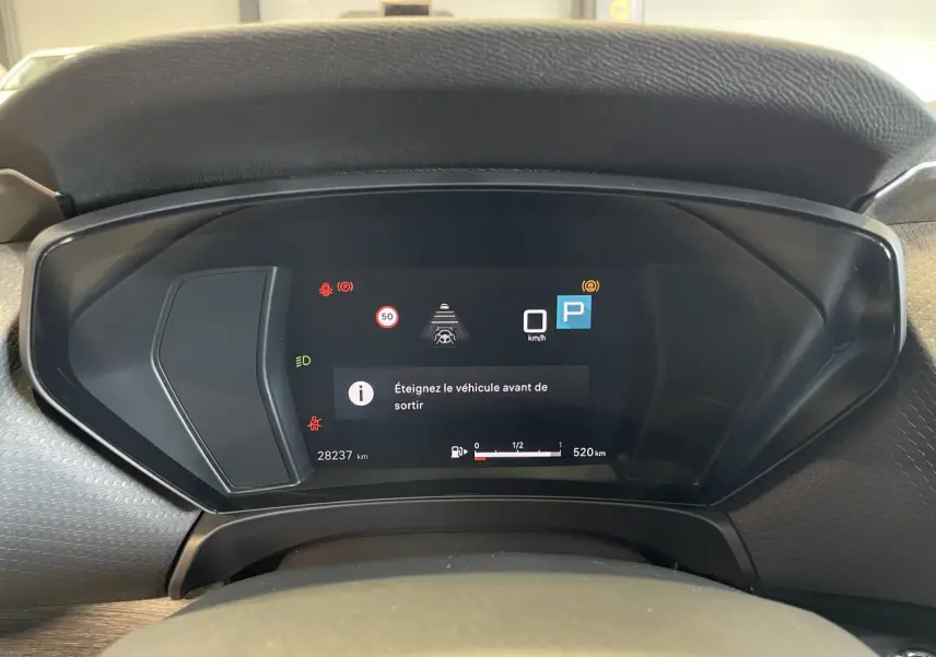Tableau de bord numérique du Citroën C5 X 2024 affichant 28 237 km et message d'arrêt avant sortie.