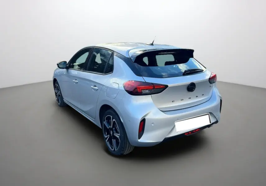 Vue 3/4 arrière gauche d'une Opel Corsa Hybrid 110 e-DCT6 gris kristall avec jantes alu 17 pouces et feux LED.