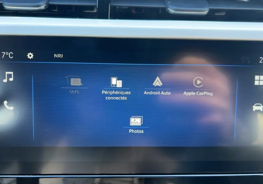 Écran tactile 10 pouces de l’Opel Corsa Hybrid 2026 affichant les options Android Auto et Apple CarPlay.