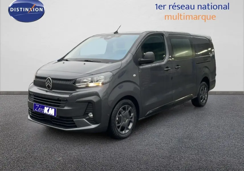 Vue 3/4 avant droit du Citroën Jumpy Cabine Approfondie gris titane métal avec calandre noire et jantes foncées.
