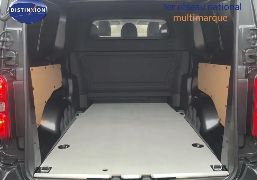 Vue arrière du Citroën Jumpy Cabine Approfondie gris titane, montrant l'espace de chargement vide et aménagé.