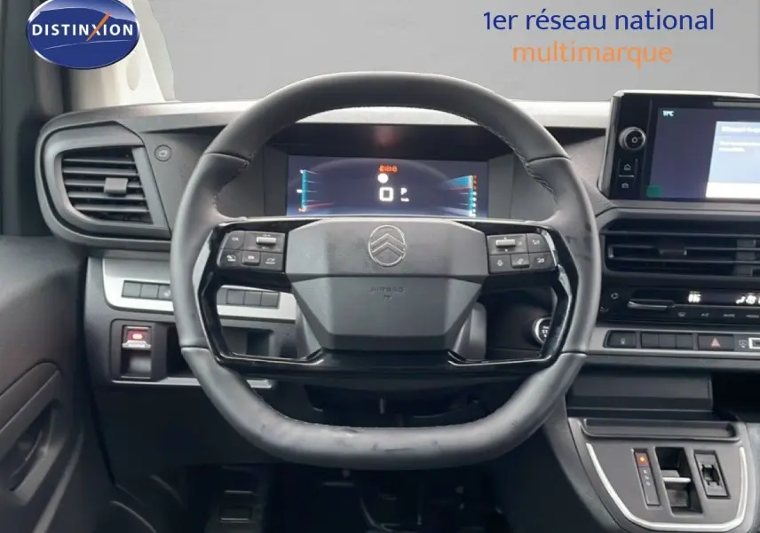 Vue frontale du tableau de bord et volant noir du Citroën Jumpy Long L3 2025 avec écran digital et console centrale moderne.