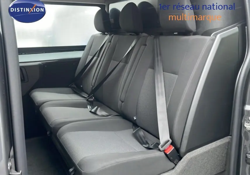 Vue latérale intérieure sur la banquette arrière grise du Citroën Jumpy Cabine Approfondie L3 2025, portes ouvertes.