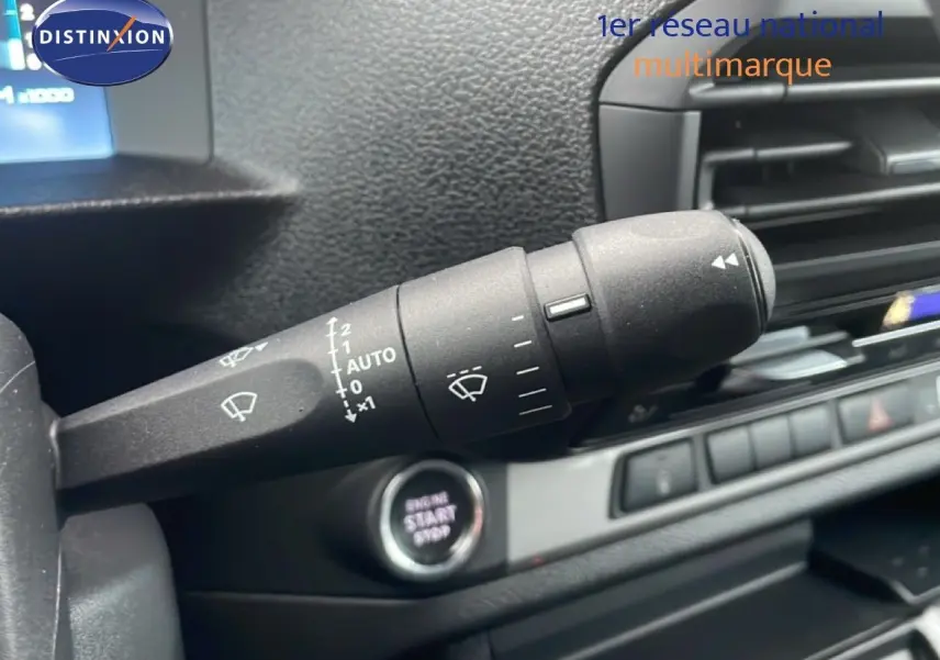 Gros plan sur la commande d’essuie-glace du tableau de bord du Citroën Jumpy L3 gris titane, avec bouton start/stop visible.