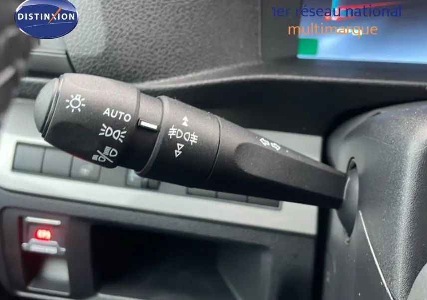 Gros plan sur la manette de commande d’éclairage intérieur du Citroën Jumpy Cabine Approfondie gris titane, côté gauche du volant.