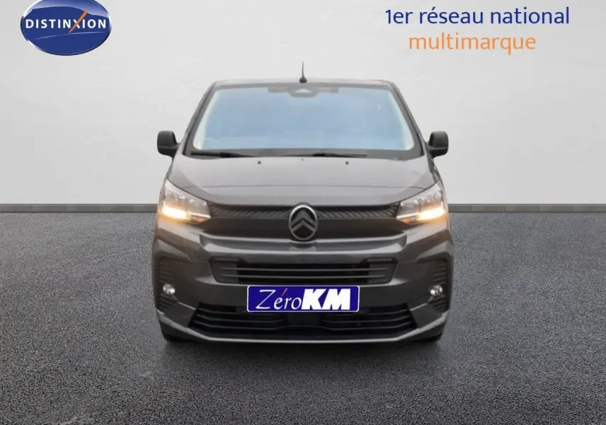 Vue frontale d'un Citroën Jumpy Cabine Approfondie gris titane métal avec feux allumés sur fond neutre.