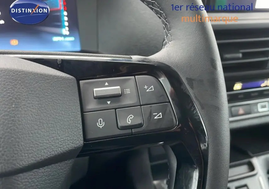 Gros plan sur les commandes au volant en cuir noir du Citroën Jumpy Cabine Approfondie 2025, intérieur moderne et fonctionnel.