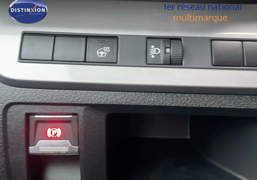 Détail du tableau de bord du Citroën Jumpy Long L3 2025, avec bouton de frein à main électronique et commandes d’éclairage.