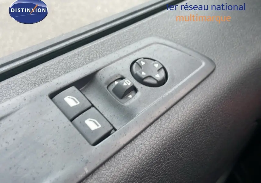 Gros plan sur les commandes de réglage des vitres et des rétroviseurs côté conducteur du Citroën Jumpy Cabine Approfondie gris titane.