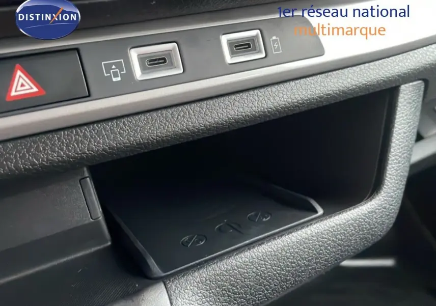 Gros plan sur la console centrale noire du Citroën Jumpy Long L3, montrant ports USB et zone de recharge sans fil.