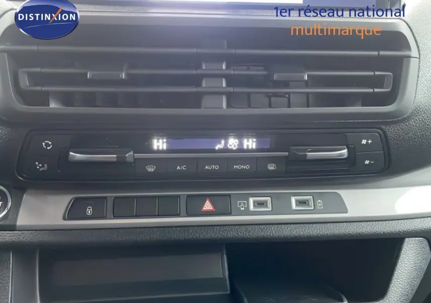 Vue rapprochée du tableau de bord avec commandes de climatisation et prises USB du Citroën Jumpy Long gris titane 2025.