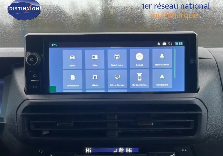 Écran tactile central du tableau de bord du Citroën Jumpy Long L3 gris titane, affichant les options multimédia et navigation.