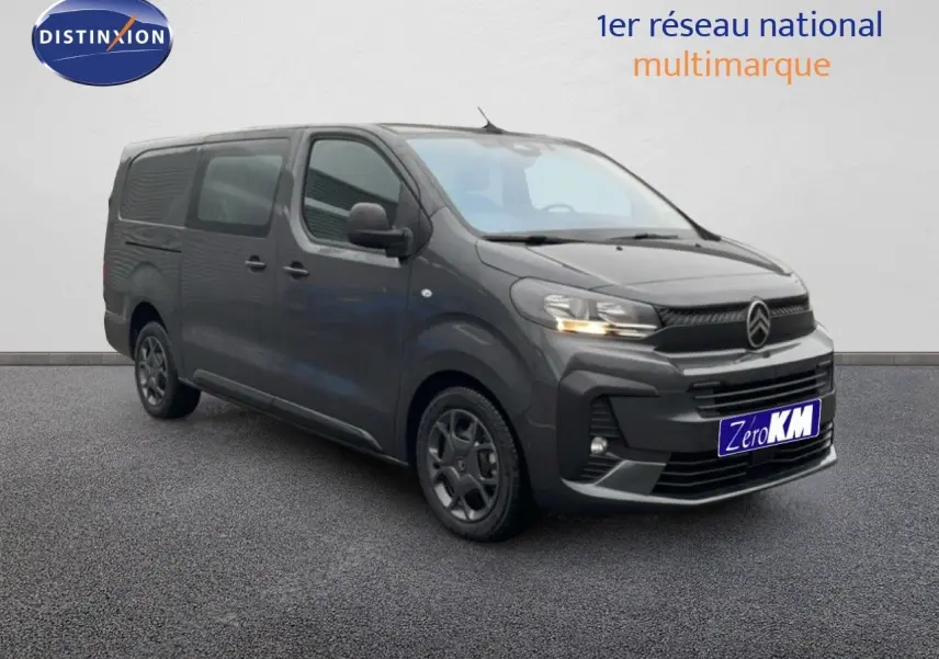 Vue 3/4 avant droit d'un Citroën Jumpy Cabine Approfondie gris titane métal avec calandre noire et feux allumés.
