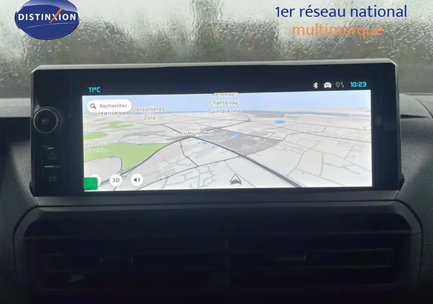 Écran tactile central du tableau de bord du Citroën Jumpy L3 gris titane, affichant une carte de navigation.