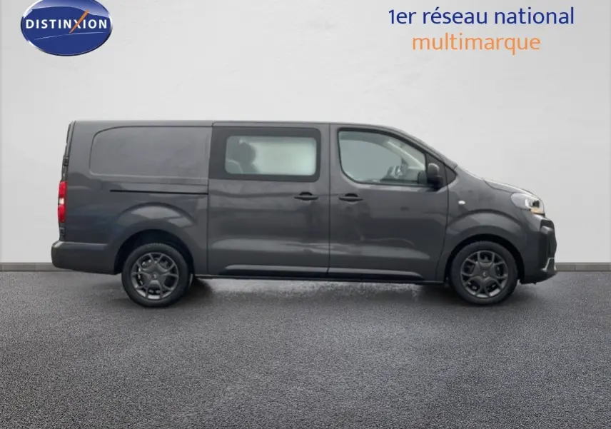 Profil droit d'un Citroën Jumpy Cabine Approfondie gris titane métal, version longue L3, avec vitres teintées arrière.