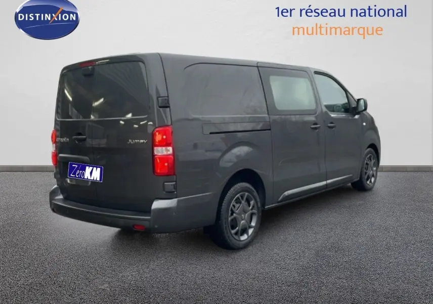 Vue 3/4 arrière droite d'un Citroën Jumpy Cabine Approfondie gris titane métal, fourgon utilitaire long avec vitres teintées.