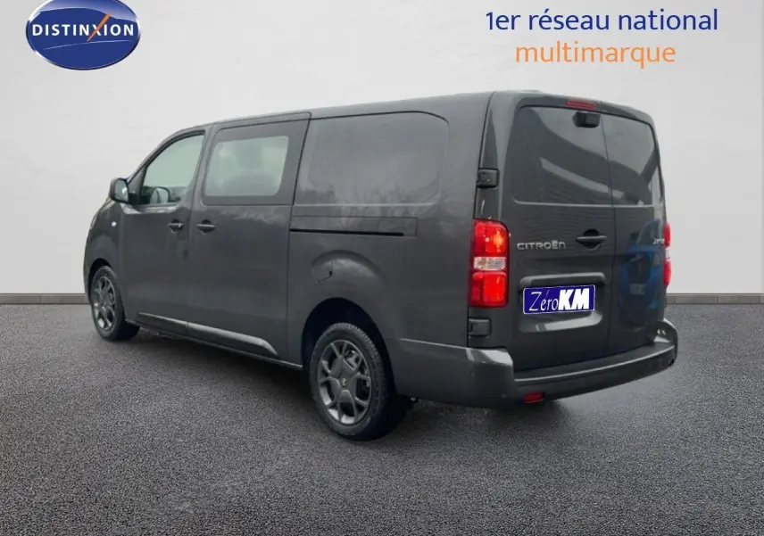 Vue 3/4 arrière droite d'un Citroën Jumpy Cabine Approfondie gris titane métal, fourgon utilitaire long L3.