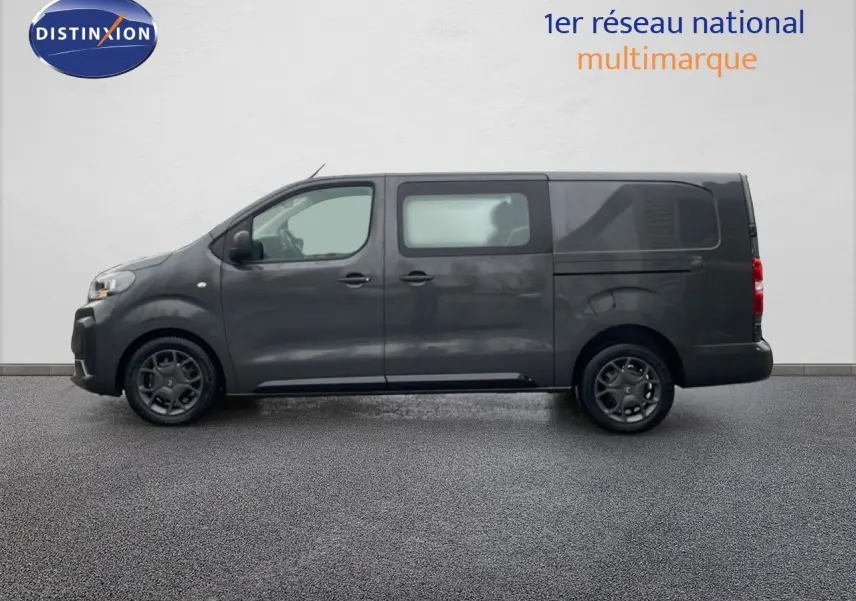 Vue de profil côté gauche d'un Citroën Jumpy Cabine Approfondie gris titane métal, version longue L3 2025.