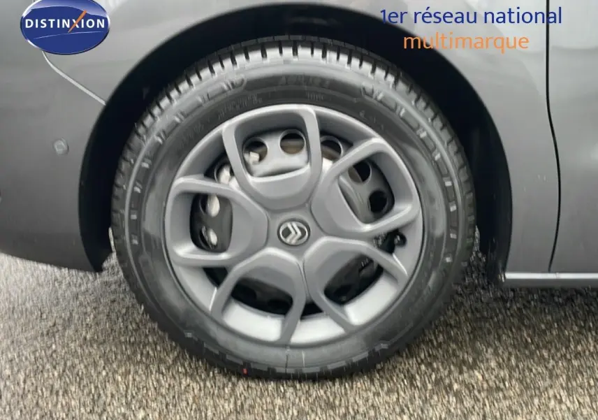 Gros plan sur la roue avant gauche du Citroën Jumpy Cabine Approfondie gris titane métal avec jante spécifique.
