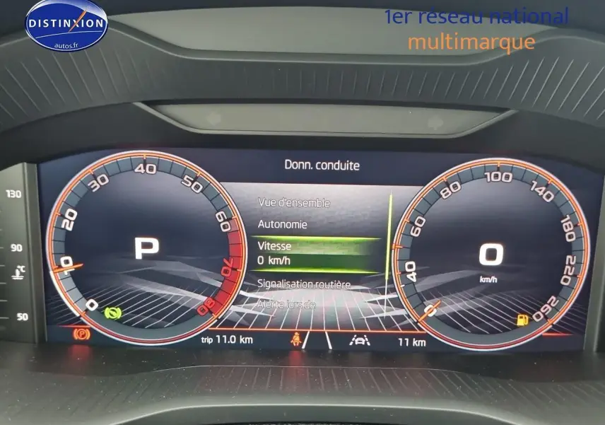 Tableau de bord numérique du Skoda Karoq 2025 affichant vitesse à 0 km/h et mode parking, vue frontale rapprochée.