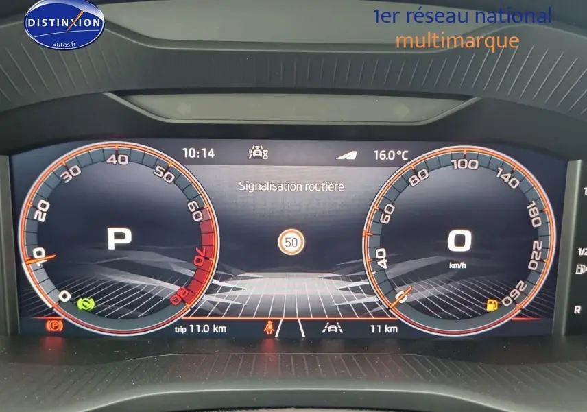 Tableau de bord numérique du Skoda Karoq 2025 affichant vitesse, mode parking et signalisation routière à 50 km/h.