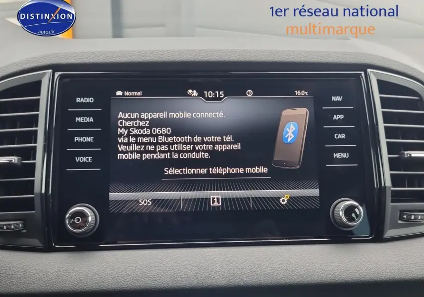 Écran tactile central du tableau de bord du Skoda Karoq noir 2025 affichant le menu Bluetooth et options multimédia.