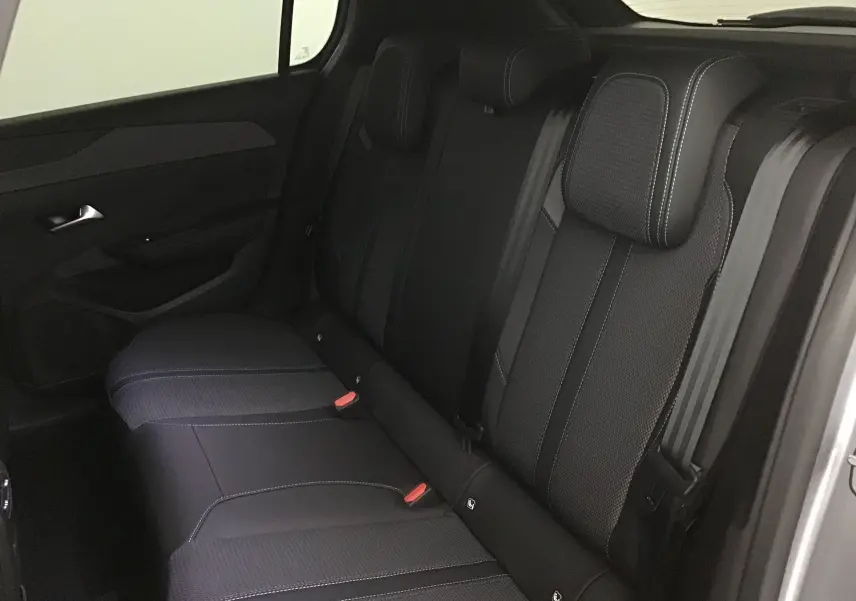 Vue intérieure côté droit des sièges arrière en tissu noir avec surpiqûres blanches d'une Peugeot 308 gris Artense 2025.