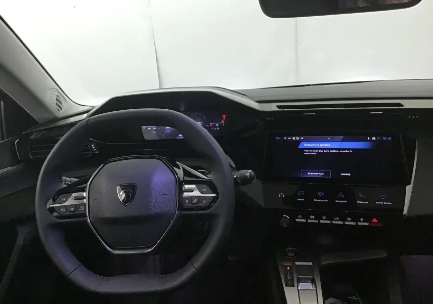 Vue intérieure centrée sur le volant compact et le tableau de bord numérique de la Peugeot 308 2025 gris Artense.
