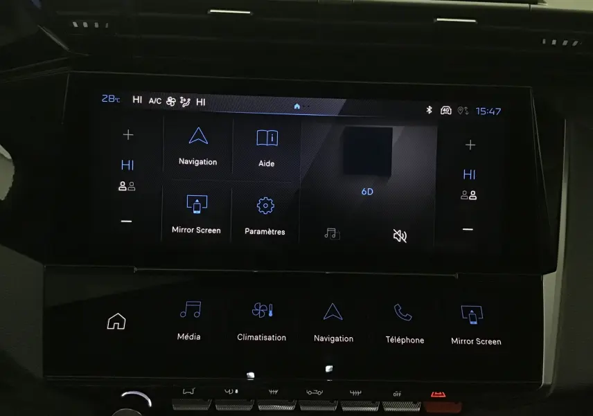 Écran tactile central de la Peugeot 308 2025 montrant les menus Navigation, Aide, Mirror Screen et Paramètres.