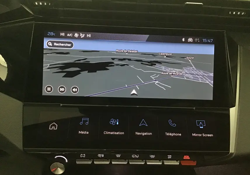 Écran tactile central de la Peugeot 308 2025 affichant la navigation avec interface moderne et commandes tactiles.