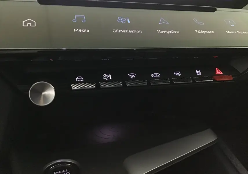 Gros plan sur la console centrale du Peugeot 308 2025, montrant les commandes tactiles et le bouton start/stop.