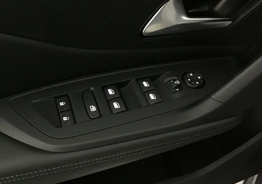 Panneau de commandes des vitres et rétroviseurs côté gauche intérieur d'une Peugeot 308 gris Artense 2025.