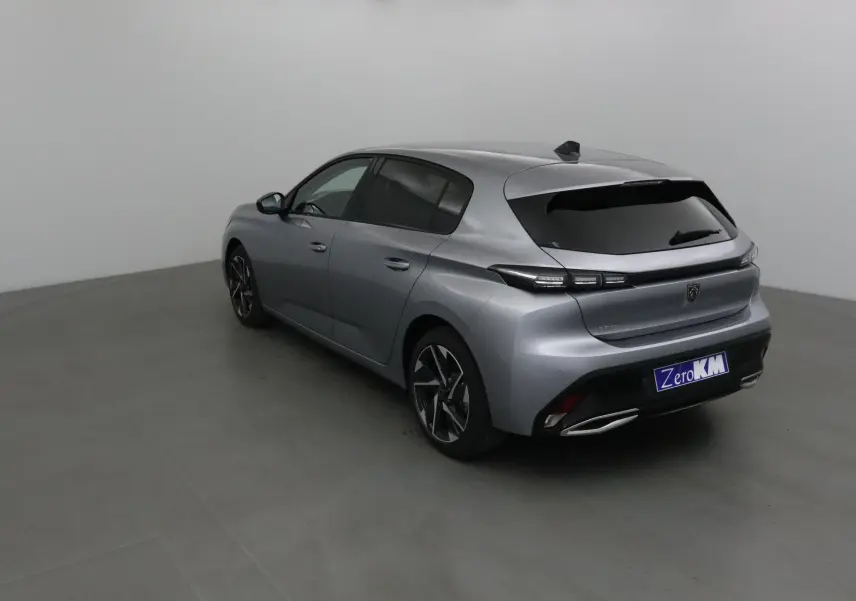 Peugeot 308 gris Artense vue 3/4 arrière droit, avec feux arrière LED et jantes alliage distinctives.