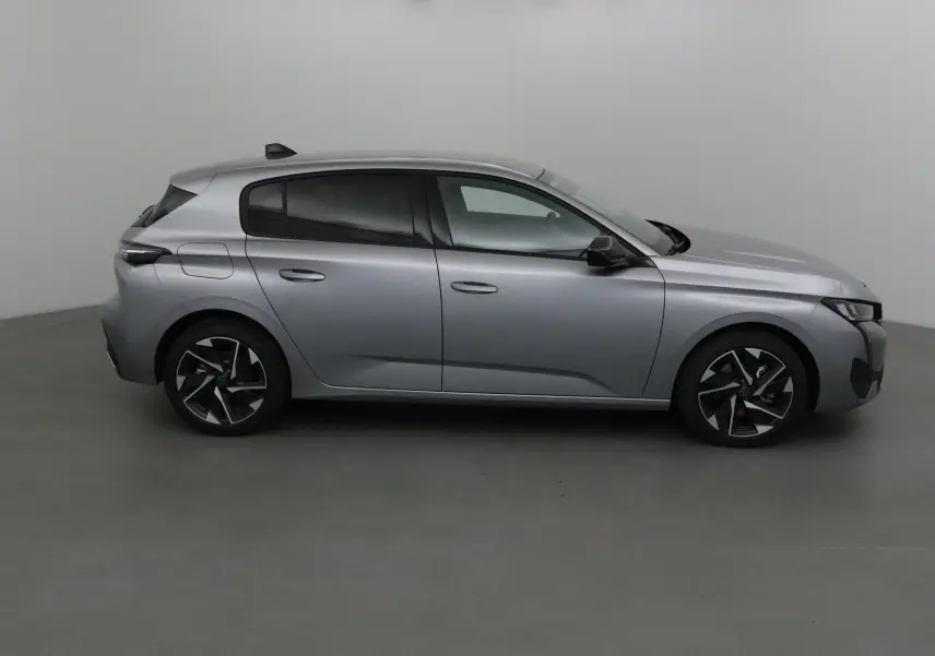 Peugeot 308 gris Artense vue de profil côté gauche dans un studio avec jantes alliage noires et grises.
