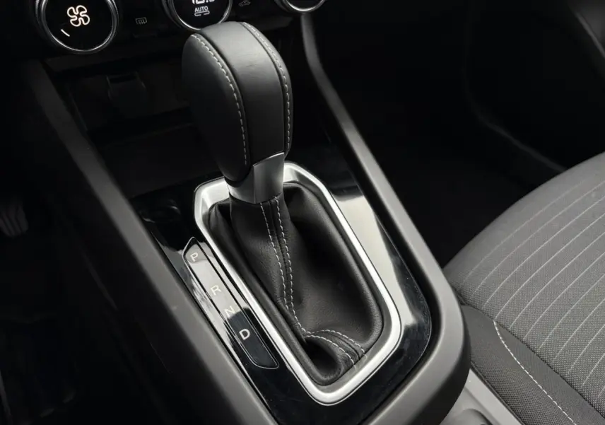 Le levier de vitesse automatique noir avec coutures blanches de la Renault Arkana TCE 140, vue rapprochée côté passager.
