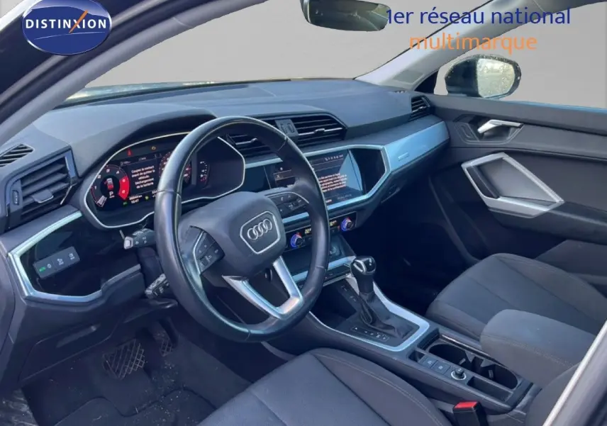 Intérieur de l'Audi Q3 Sportback noir 2022, vue côté conducteur, tableau de bord et console centrale avec écran tactile.