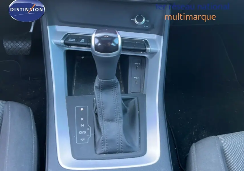 Le levier de vitesses automatique noir de l'Audi Q3 Sportback 2022 vu en gros plan depuis l'intérieur central.