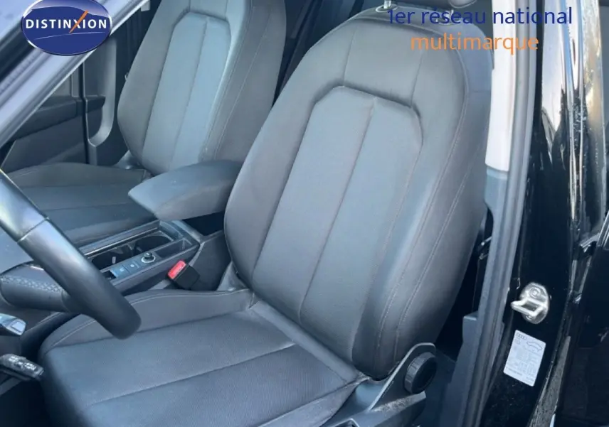 Vue intérieure côté conducteur de l’Audi Q3 Sportback noir 2022, mettant en valeur les sièges avant en tissu gris.
